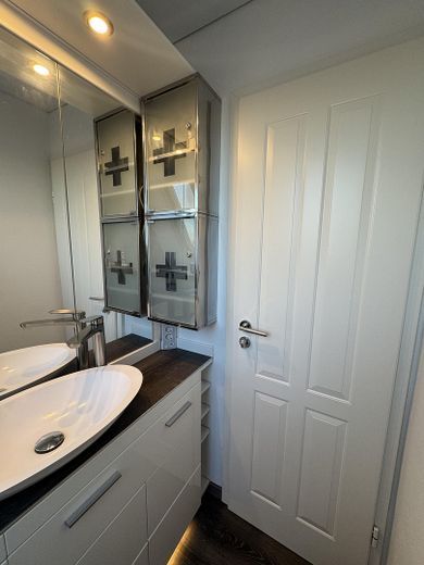 3-Zimmer-Dachgeschosswohnung mit Balkon + EBK in Maisach, Nutzfläche 151 qm, 5 Fußminuten zur S3 – Toilette