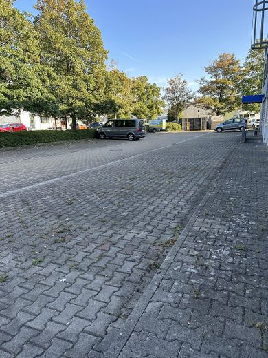 Helle Bürofläche ca. 100 m² – mit 3 Räumen und Stellplätzen – Parkplätze