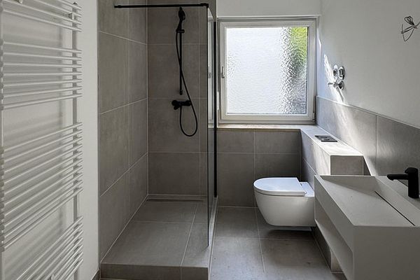 Komplett saniert: 3 Zimmer, Echtholzparkett, großer Balkon, Wärmempumpe – provisionsfrei