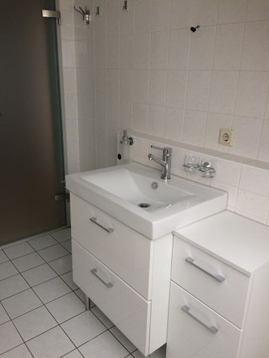Maisonette mit gehobener Ausstattung und Tiefgarage (Nutzfläche ca. 60m²) – Badmöbel