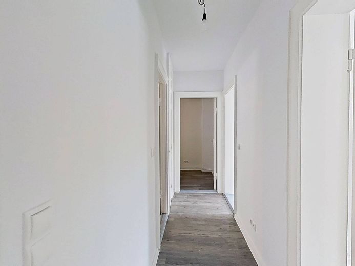 Die Blätter fallen, Ihre Miete auch: Helle 3-Zimmer-Wohnung mit Balkon – Ansicht I: Flur