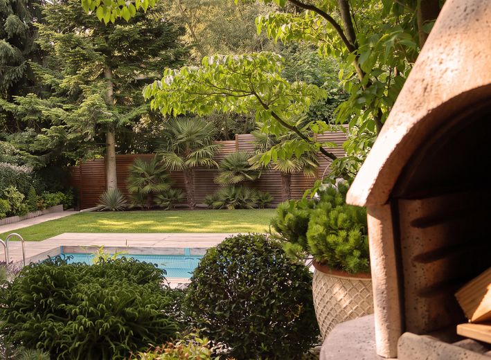 Architektur trifft Privatsphäre – besonderes Einfamilienhaus mit Pool, Sauna und Garten im Grünen – Gartenblick von der Terrasse