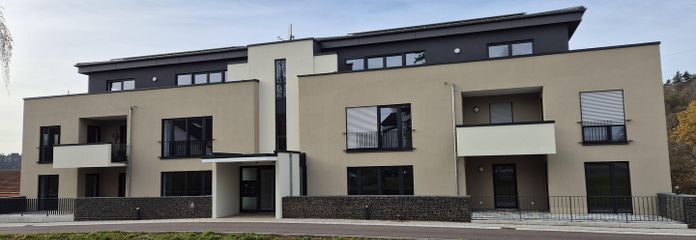 Piso de obra nueva de alta calidad en Wadern, 3zkb 120 m² EEK A+ – Gebäude Haupteingang
