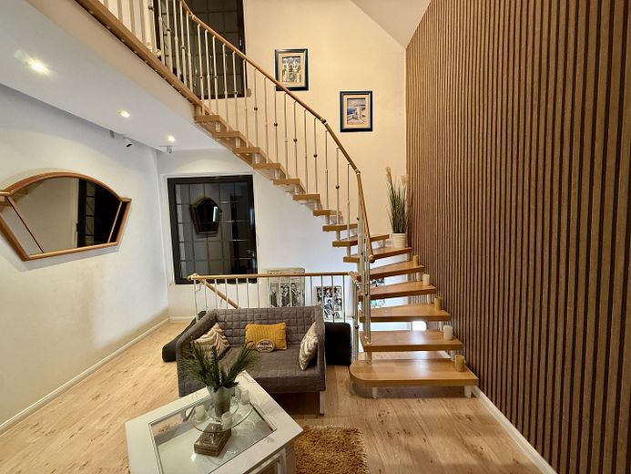 NEU! Ikonische, lichtdurchflutete Landhaus Villa mit Einliegerwohnung & mögl. Grundstkserweiterung – Aufgang zur Galerie