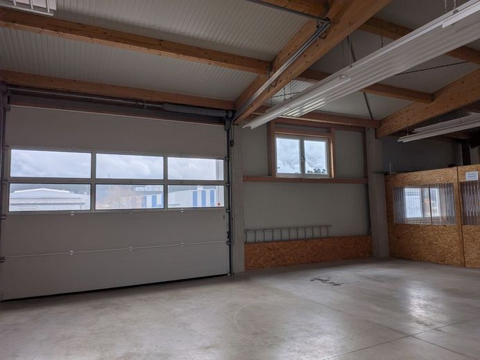Produktions- und Lagerhalle zu vermieten – Rolltor vorne