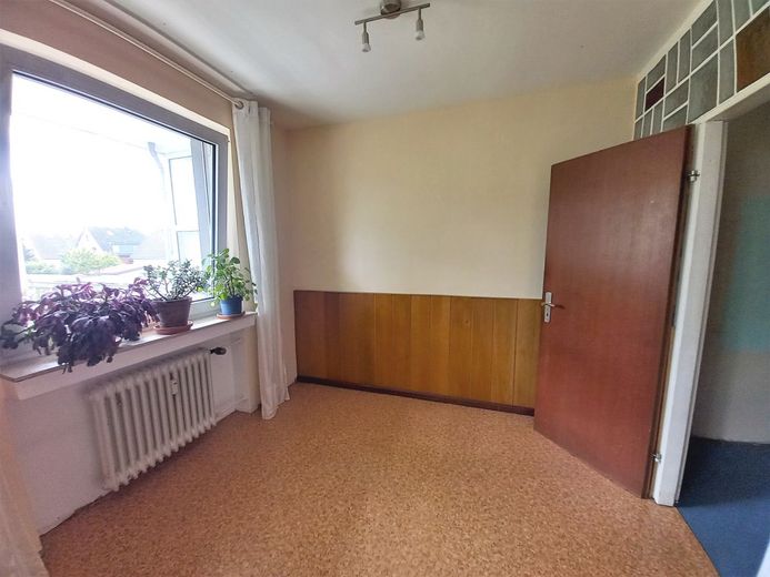 CITYHOUSE: Gut geschnittene Etagenwohnung mit großem Balkon, Keller und eigener Garage – Abgetrennter Raum vom Wohnzimmer