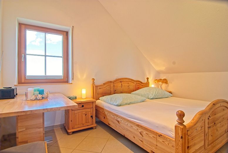 Prestigious A+ country house with in-law apartment on park-like grounds – Einliegerwohnung Schlafzimmer