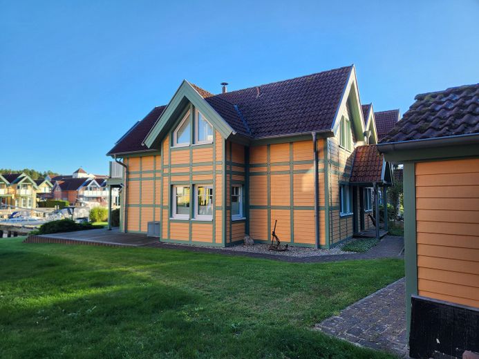 Ferienhaus mit eigenem Bootsliegeplatz – Ostansicht