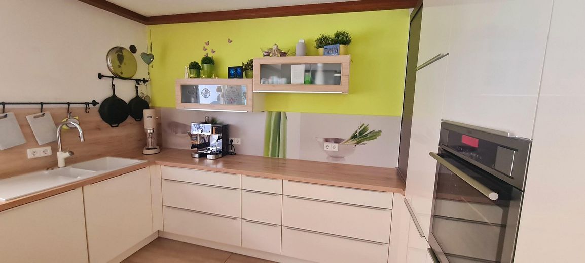 Provisionsfreies Einfamilienhaus in Wittislingen: 2.190m² Traumgrund, Außenpool, Whirlpool & Sauna – Küche