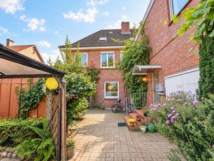 Mieszkanie i praca pod jednym dachem – przestronny budynek mieszkalno-usługowy o łącznej powierzchni ok. 589 m² – Zdjęcie 1