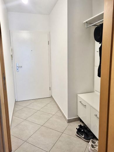 Maisonette di 4 locali con giardino, terrazza e 2 posti auto in garage sotterraneo – Flur