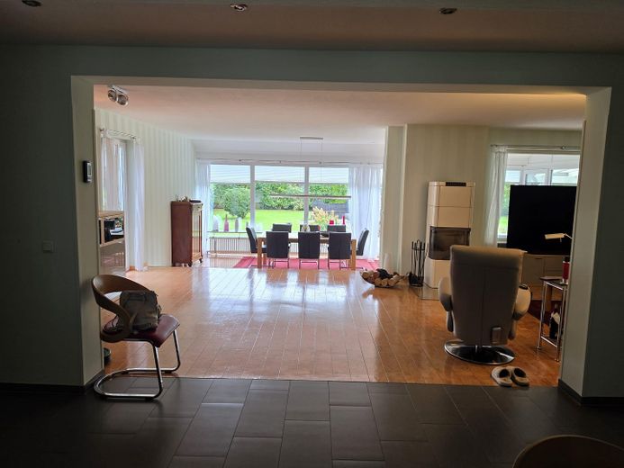 Israelsdorf: Gepflegtes EFH mit Einliegerwohnung nahe Naturschutzgebiet – Wohnzi. m. Wintergarten 70qm