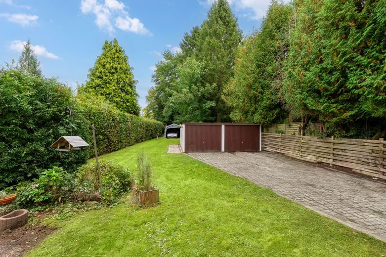 Sanierungsbedürftige Doppelhaushälfte mit großzügigem Grundstück und Doppelgarage in HH-Rahlstedt – Garten