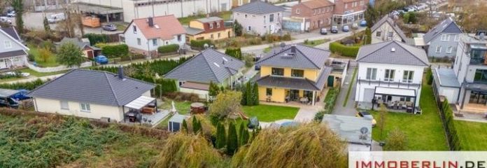 IMMOBERLIN.DE - Charming house with garden idyll on the Teltow Canal near WISTA