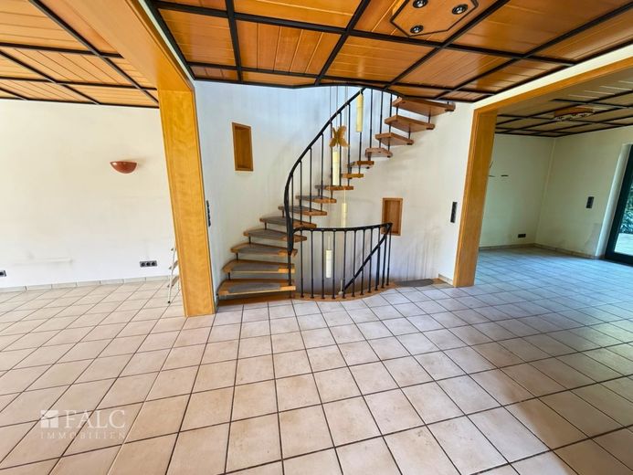 Großzügiges Einfamilienhaus auf privatem Grundstück (Teilverkauf des Grundstückes möglich) – Wendeltreppe