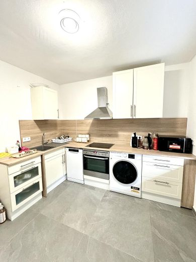 Einziehen und Wohlfühlen – stilvolle 2-Zimmer-Wohnung mit Traumterrasse und Tiefgaragenstellplatz – Foto 1