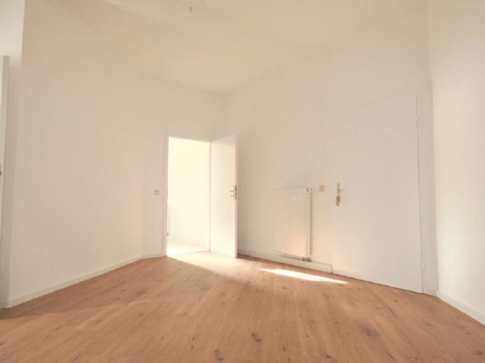 ***Großzügige 2-Zimmer-Wohnung mit großem Flur und hellen Räumen in Zwickau*** – Foto 1