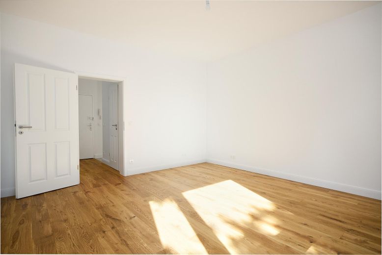 Berlin Mitte: Balkonlu, Moabit’in merkezi konumunda, yenilenmiş köşe binada ilk kullanım, komisyonsuz 2 odalı daire – Wohnzimmer Ansicht 2