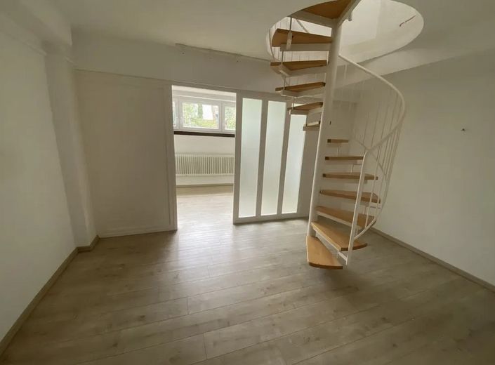 gepflegte, helle Räume für ihren Erfolg: Praxis, Therapie, Kanzlei, Büro – Wendeltreppe
