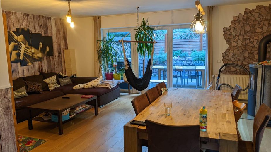 Wohnen fast wie im freistehenden Haus – Endreihenhaus mit großem, privatem Garten direkt am Wald – Wohnzimmer