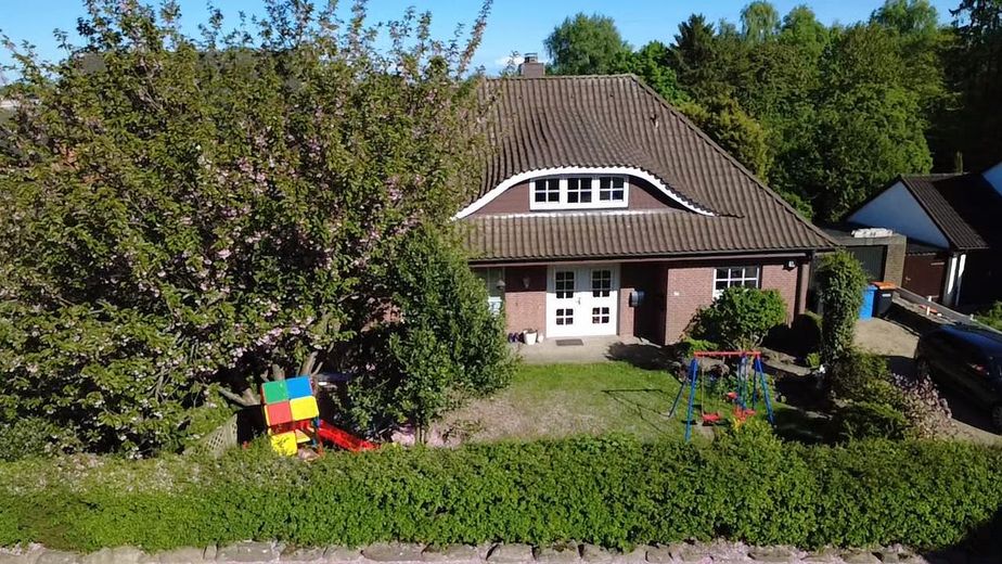 Einfamilienhaus mit Einliegerwohnung – Von der Strasse
