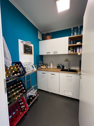 Helle, moderne Büroflächen in Berlin-Weißensee - vom Einzeltisch bis zur eigenen Etage – Küche