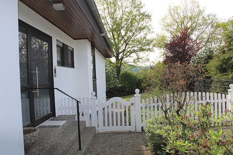 Zweifamilien-Wohnhaus in der Kleinstadt Leun im Lahn-Dill-Kreis. Der Kaufpreis ist verhandelbar. – Eingangsbereich mit Handlauf
