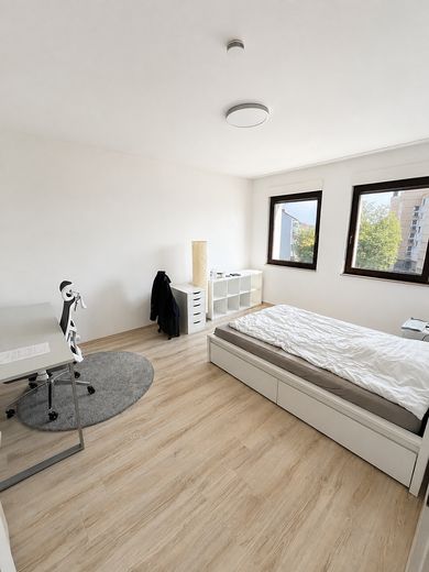 Helle und gepflegte 3 Zimmer Wohnung mit Einbauküche in Nürnberg! – Schlafzimmer