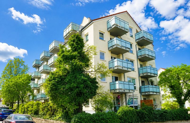 VERMIETETE 2-RAUMWOHNUNG MIT TERRASSE IN GEPFLEGTER WOHNPARKANLAGE – Objektansicht