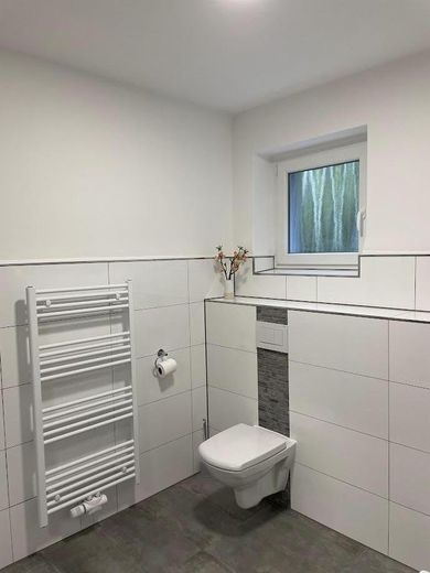 Renoviert und gut vermietet - ideale Kapitalanlage – Badezimmer