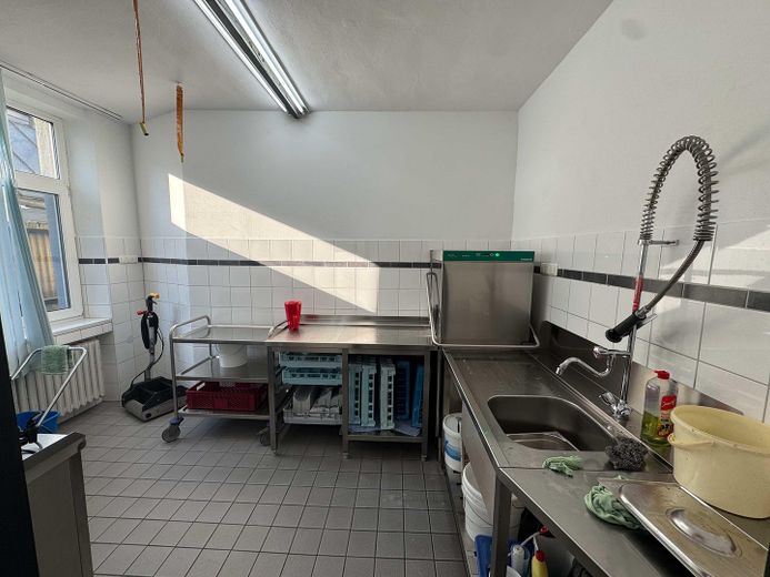 Großzügige Gewerbehalle für Lager, Produktion, Gewerbe – Spülküche Kantine
