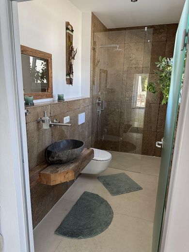 Werkstatt Ausstellung Lager mit exklusivem Betriebsleiter Wohnhaus – Gästetoilette mit Dusche