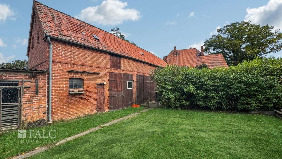 Großes Landhaus mit Einliegerwohnung, Stallungen, Koppeln &amp; Flusszugang auf 6.640 m² Traumgrundstück – Grundstück mit Stallungen