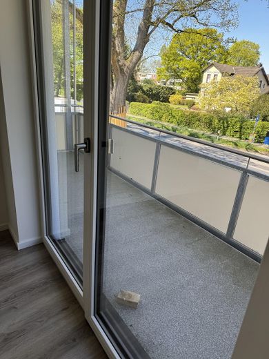 Stadtnah & naturnah: moderne, energieeffiziente 2-Zimmer-Neubauwohnung nahe Hamburg mit Smart Home – Balkonsicht Schlafzimmer