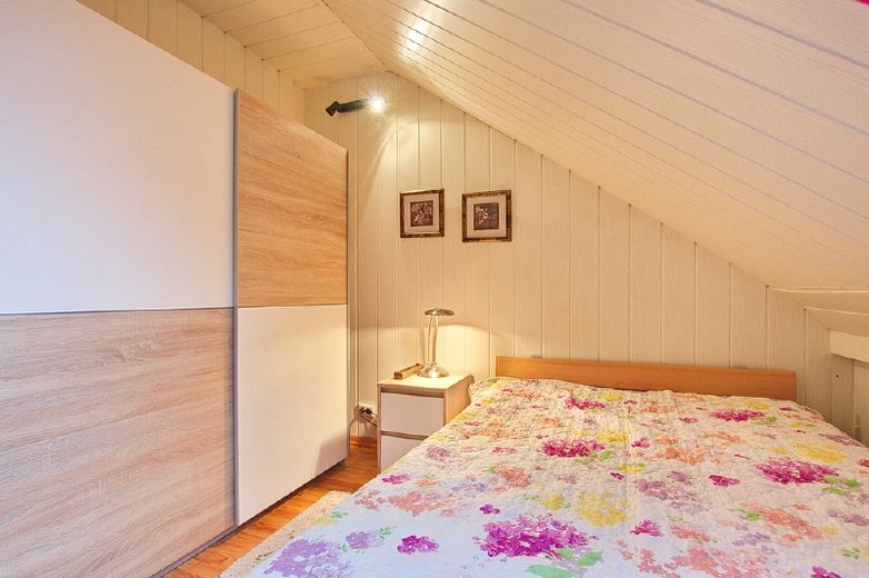 Gemütliches Dachgeschossapartment im Einfamilienhaus, für Berufspendler, Internetzugang, gute ruhige Wohnlage von Recklinghausen – 58bfa7115544f7b0157f1ab0d0e15247eeb30a3c.jpg