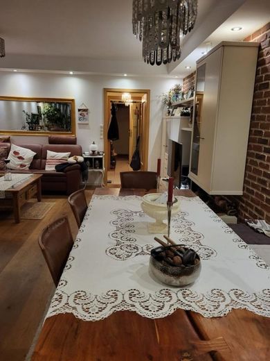 !6% Rendite in Lichterfelde, Möblierte Maisonette inkl. Stellplatz,  Sauna, Gartennutzung und Balkon! – Wohnzimmer Bild 2