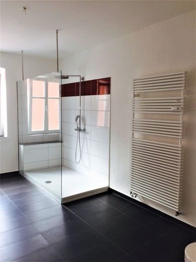 Exklusive, moderne Wohnung mit Dachterrasse offener Küche, Kamin und Stellplatz – Bad4 Dusche&Handtuchheizkörper