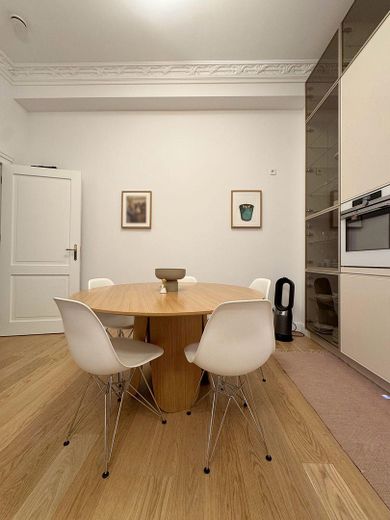 Kernsanierter Altbau mit Aufzug im 3. OG: 2 Zimmer, Designküche & Einbauschränke & Vorhänge nach Maß – Foto 25