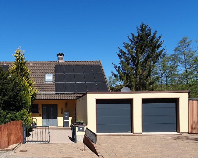 Doppelgarage und PV-Anlage