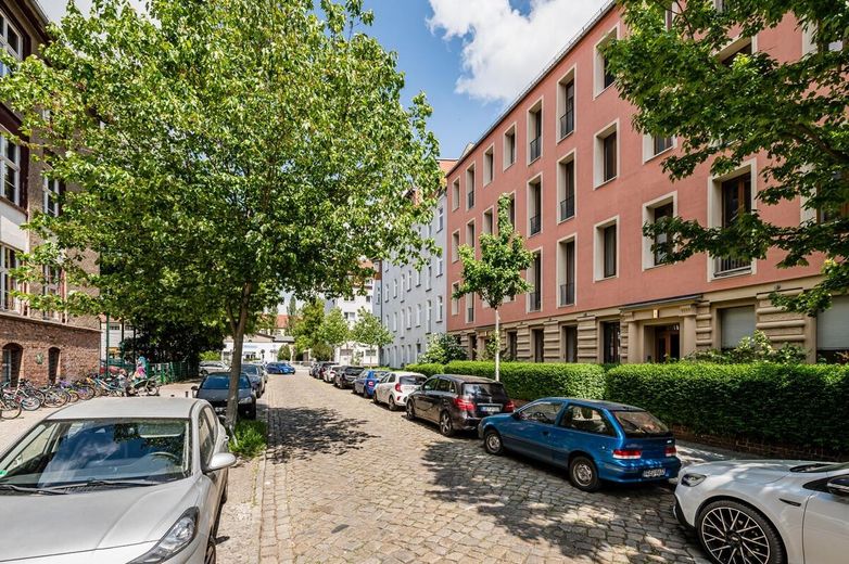 Il fascino di un edificio d’epoca incontra la gioia di un giardino: due locali e circa 57 m² di oasi verde tutta per voi! Libero da subito! – Foto 8