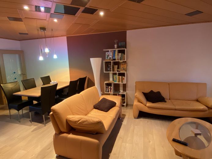 hochwertig saniertes Reihenhaus mit EBK, Wintergarten, provisionsfrei – Wohnzimmer