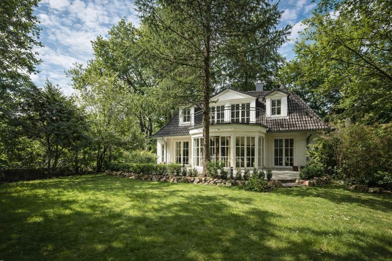 Hausansicht Garten im Sommer