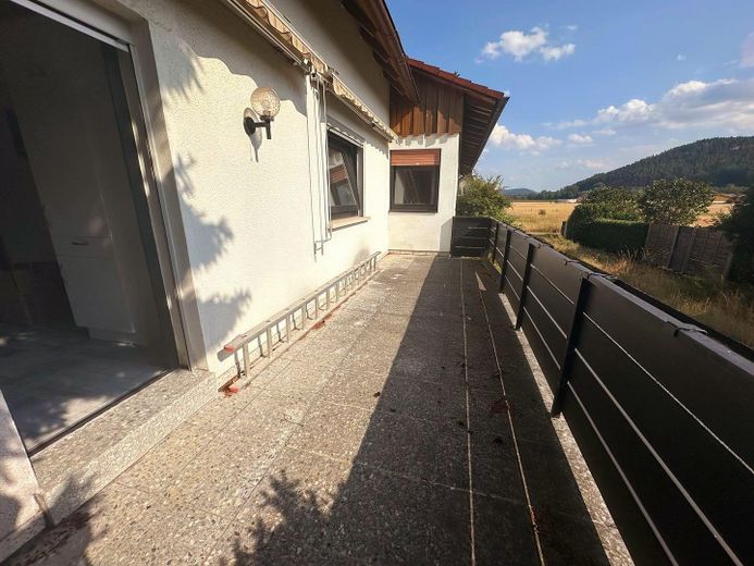 Wohnensemble aus zwei verbundenen Hausteilen – 244 m² Wohnfläche, Wintergarten & Sauna – Balkon