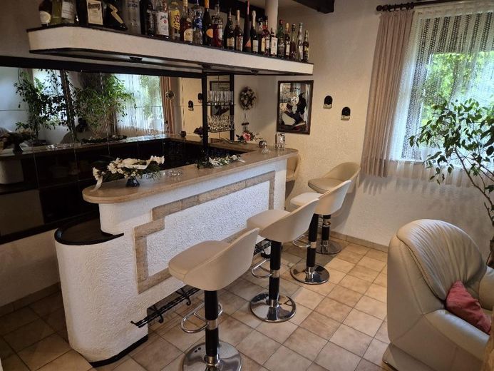 PROVISIONSFREIES gepflegtes freistehendes Einfamilienhaus mit Vollkeller und Kaminzimmer – Bar EG