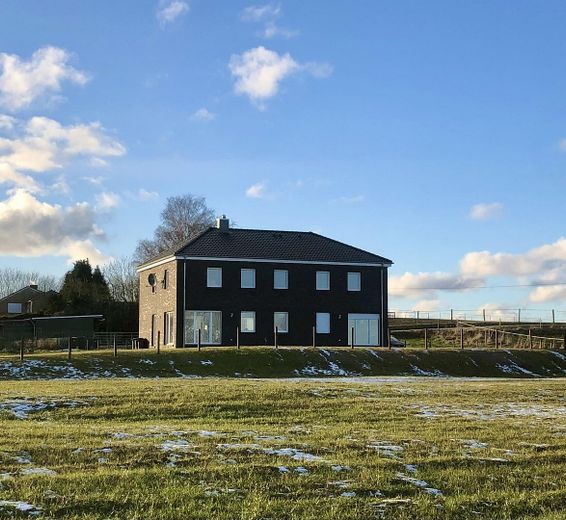 Modernes Landanwesen (Bj. 2021) mit Wohnhaus, Halle, Bauland und ca. 4 ha Land – Foto 3