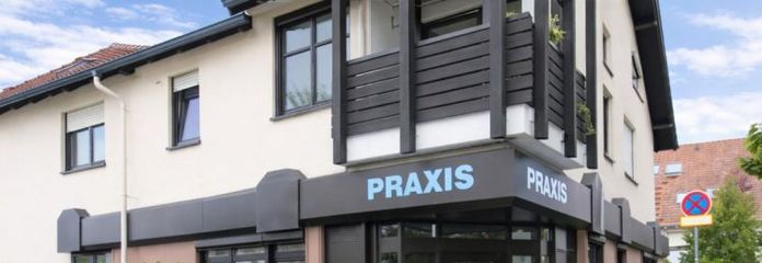 Freie Praxis in guter Lage mit 4 Behandlungsräumen, Empfang, 2 Abstellräumen und Toiletten