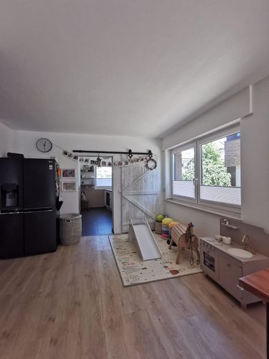 Esclusivo appartamento maisonette di 4,5 locali con giardino a Meerbusch Büderich – Bereich vor der Küche