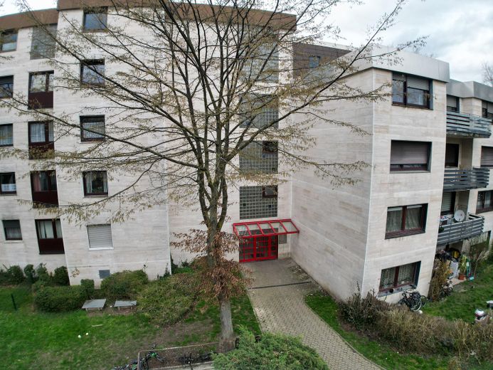 Gepflegte 4-Zimmer-Wohnung Balkon inkl. Tiefgarage Platz – Außenansicht
