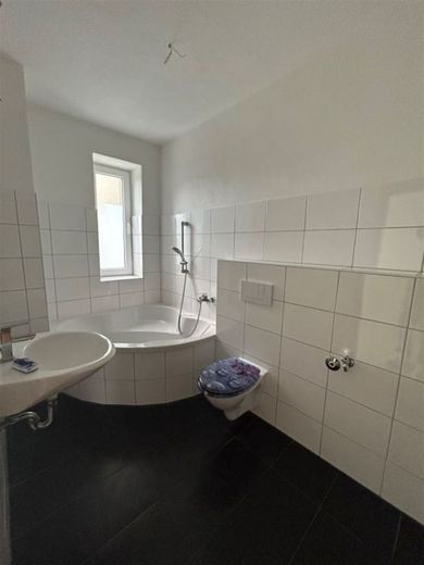 Großzügige 3-Zimmer mit Laminat, Balkon und Eckwanne in guter Lage – IMG_8664