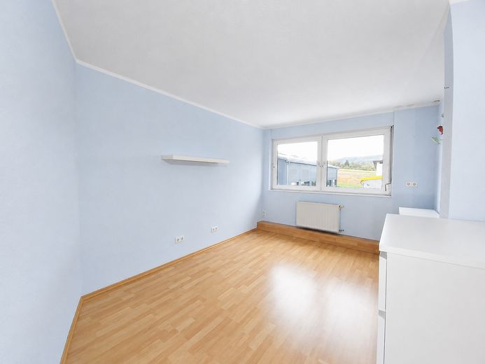 Wohnen & Arbeiten unter einem Dach – 479 m², 2 Wohnungen, Büros + Halle und Garten – Gästezimmer, Wohnung B